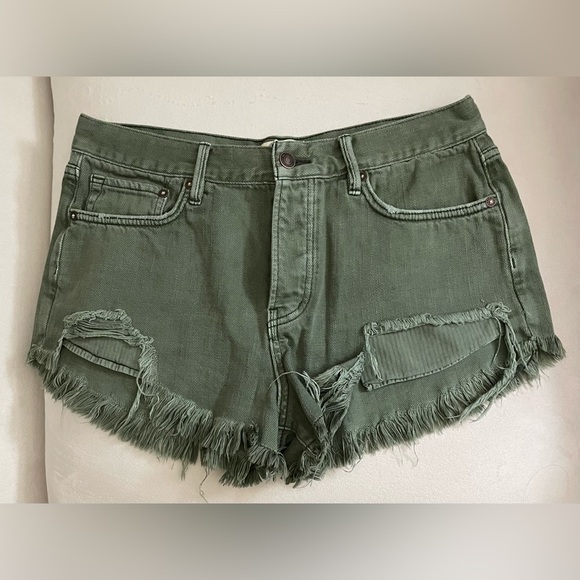 We The Free Sage Green Distressed Shorts Size 29 - Picture 3 of 12